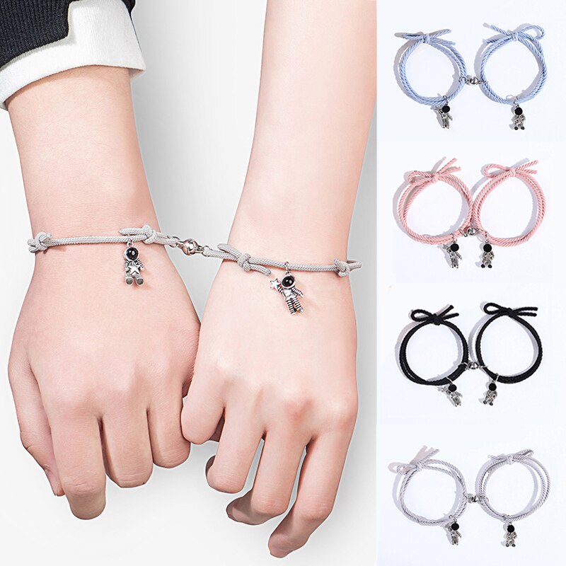 สร้อยข้อมือ แม่เหล็ก จี้รูปนักบินอวกาศ และดาว สําหรับผู้หญิง และคู่รัก มี 2 แพ็ค