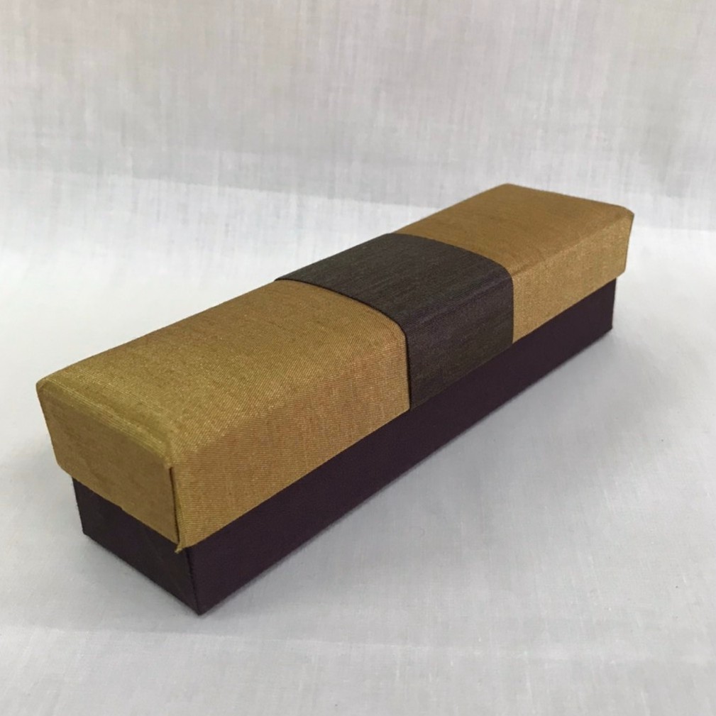 กล่องผ้าไหมเทียมสีทองทรงผืนผ้า ขนาดภายในตัว 4x17.5xH3.8 cm.