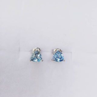 ต่างหูพลอยบลูโทพาสทรงสามเหลี่ยม ขนาด 6 มิล เนื้อใส ไฟดี