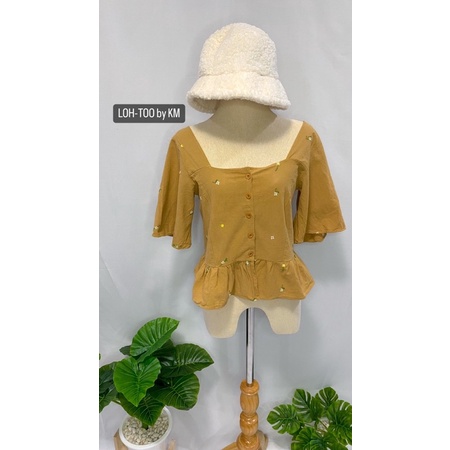 LOH-TOO เสื้อคอเหลี่ยม ดีเทลชายระบาย พร้อมส่ง