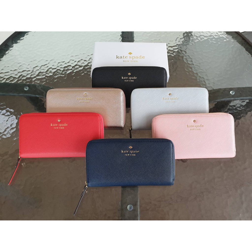 กระเป๋าสตางค์ใบยาว katespade ด้านหน้าติดโลโก้แบรนด์ สวยหรู ใส่บัตรได้เยอะ ของแท้คะ