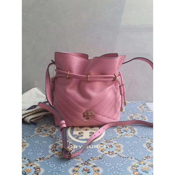 New🤍Tory Burch Kira Chevron Mini Bucket Bag ขนาด : 9.4" (H) x 8" (L); 4.4" (D)  สวย เรียบ หรู ราคาดี