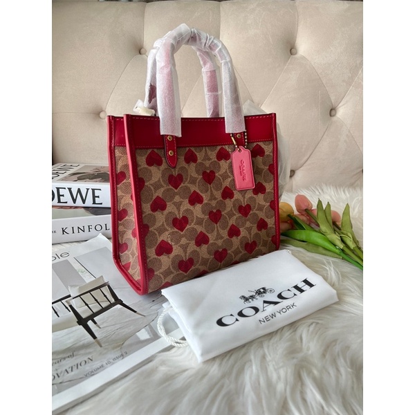 coach แท้ Field tote 22 In Signature Canvas Wiht Heart Print