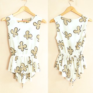 **ส่งฟรี!! เสื้อแขนกุด ชายระบาย สีขาว ลายดอกไม้