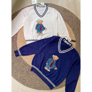 Polo Bear Top🧸เสื้อไหมพรมน้องหมีโปโล ดีไซต์คอวีใส่ง่ายไม่รั่งคอจ้า แต่งขอบทูโทนเพิ่มความน่ารัก งานปักลายน้องหมีลงบนตั pp