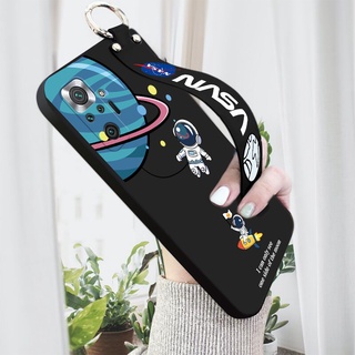 สําหรับ Xiaomi Redmi Note 10 4G 5G Note 10S Note 10 Proเคสโทรศัพท์มือถือ ซิลิโคนนิ่ม ลายการ์ตูนนักบินอวกาศ พร้อมขาตั้ง และสายคล้องข้อมือ