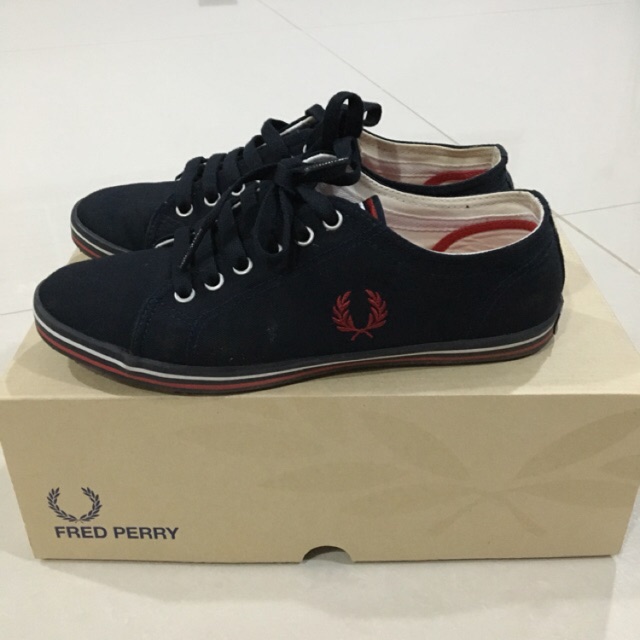 รองเท้าผ้าใบ fred perry