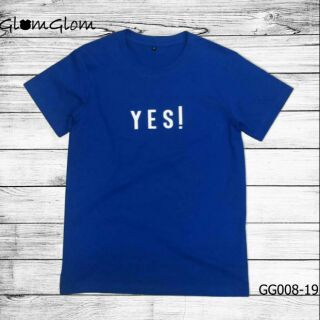 เสื้อยืดคอกลมสีน้ำเงินพิมพ์ลาย YES!