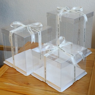 กล่องเค้กใสทรงสูง (มี33ขนาด) ฐานสีขาว กล่องเค้กบาร์บี้ กล่องเค้กตุ๊กตา ขนาดครึ่ง-9ปอนด์