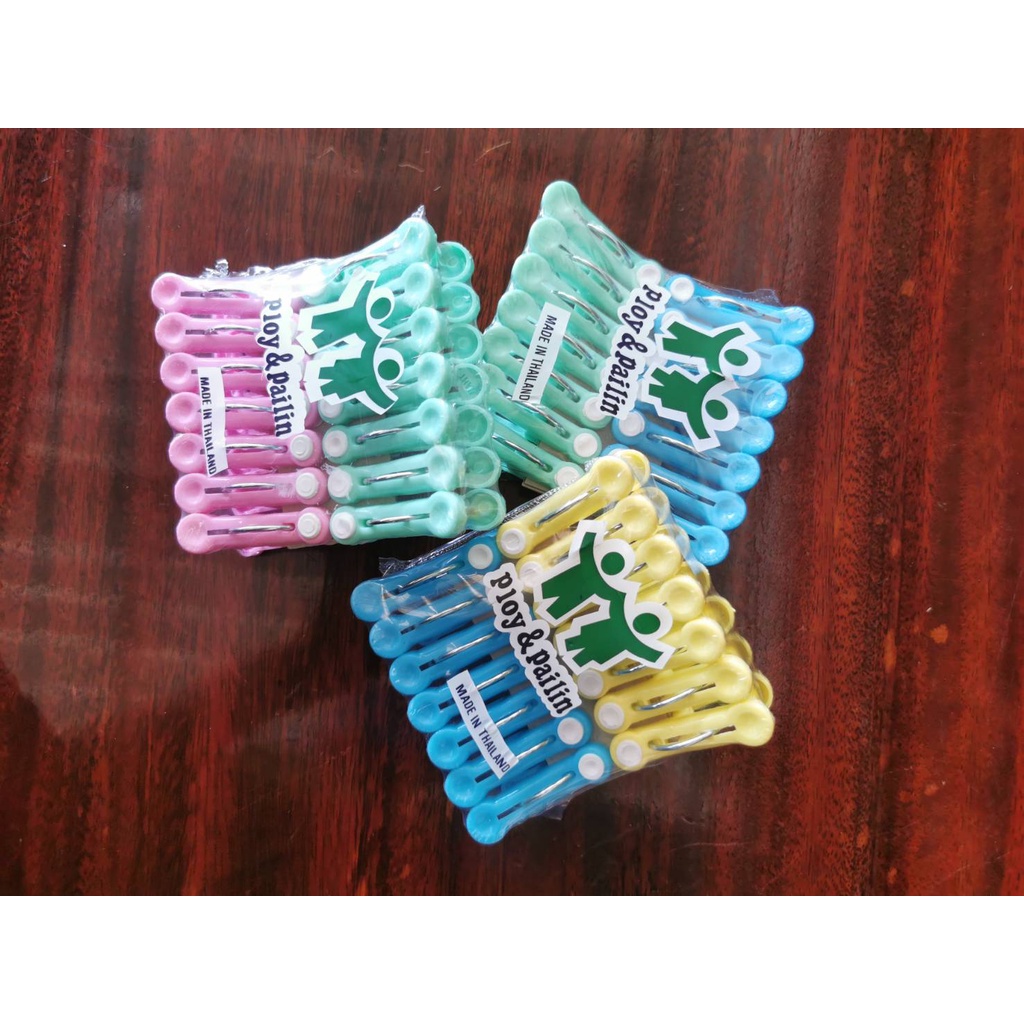 กิ๊บหนีบผ้าพลาสติก พลอยไพลิน แพคละ 14 ชิ้น(ราคาต่อ1แพ็ค)