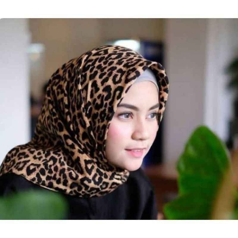 SQUARE HIJAB พร้อม LEOPARD LASERCUT / LEOPARD SCARF