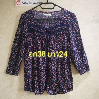 มือ2 เสื้อสีกรมแต่งลูกไม้​ ลายดอก ขนาด​ตาม​รูป​