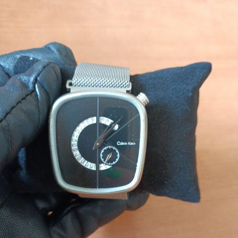 นาฬิกาแบรนด์เนมCalvin Klein หน้าปัดสีดำมีช่องบอกวันที่ สายสแตนเลสแบบแม่เหล็ก ของแท้มือสองสภาพสวย