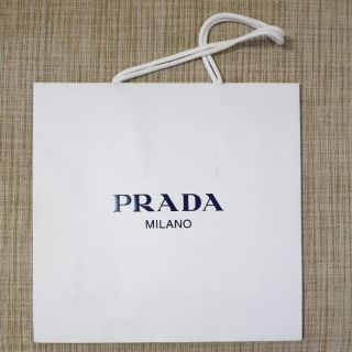 ถุงกระดาษแบรนด์เนม PRADA MILANO แท้ ขนาด ส. 13 3/4 × 14 นิ้ว