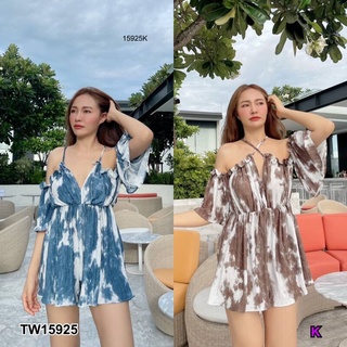 👗Pfashion [ส่งไว!!🚛] P15925 จั้มสูทสายเดี่ยวแขนระบายขาสั้นพิมลาย	One-shoulder jumpsuit with short sleeves and