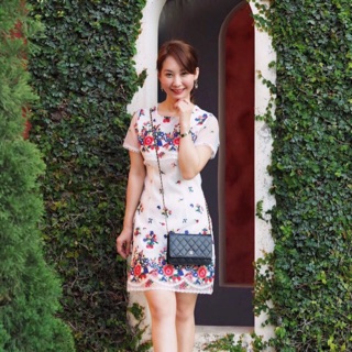 เดรสสีขาว ปักลายดอกไม้สีสดใสทั้งชุด