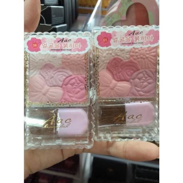 บลัชออน AAC ลายดอกไม้ มีให้เลือกถึง 6 โทนสี เนื้อฝุ่นผสมชิมเมอร์บลัชออนสีสันสดใส มาพร้อมแปรงปัดในตัว พร้อมส่ง