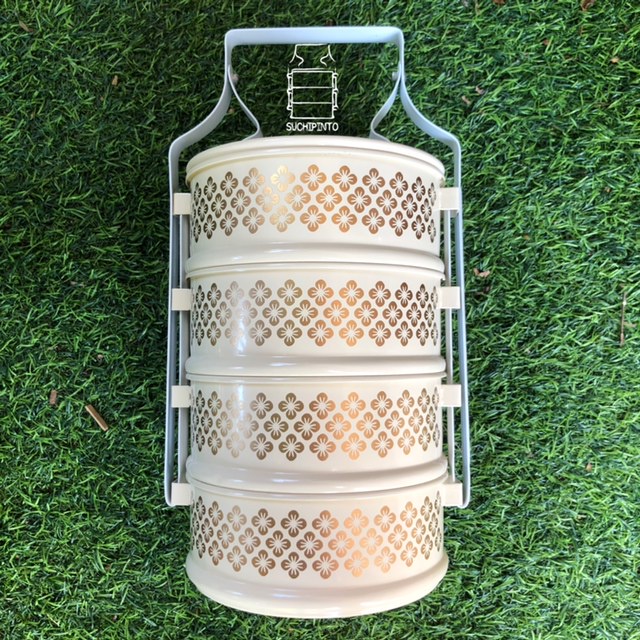 ปิ่นโตสีครีม สกรีนลายดอกซากุระ กว้าง 14 ซม. มี 2,3,4,5 ชั้น เป็นงาน Handmade เวลาจัดส่งนานกว่าปกติ