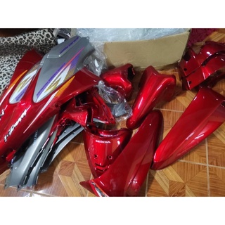 ชุดสีเวฟ125R สีแดงแก้วทูโทน + พร้อมอกไก่ หน้ากากหน้าแหลม ( รูกุญแจกลม ) wave125R สีแดงแก้วทูโทน 12ชิ้น (ABSเกรดดี)