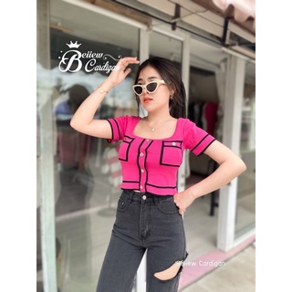 เสื้อครอปที่สาวๆตามหา งานที่สาวๆทุกคนอยากได้ เป็นงานผ้าไหมพรมเนื้อนุ่ม ไม่หนาแต่งทรงคอเหลี่ยมแขนสั้นกระเป๋าหลอก ทอแถบลาย