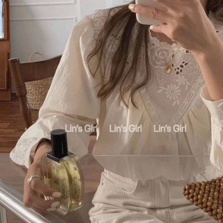 Korae lace top ❤❤เสื้อเกาหลีคอกลม แต่งลูกไม้ฉลุ ช่วงอก ผ้าคอตตอน.งานตัดเย็บสวยมากๆค่ะ สีพื้นใส่แมตได้ทุกสไตล์ค่ะ2 สี ขาว