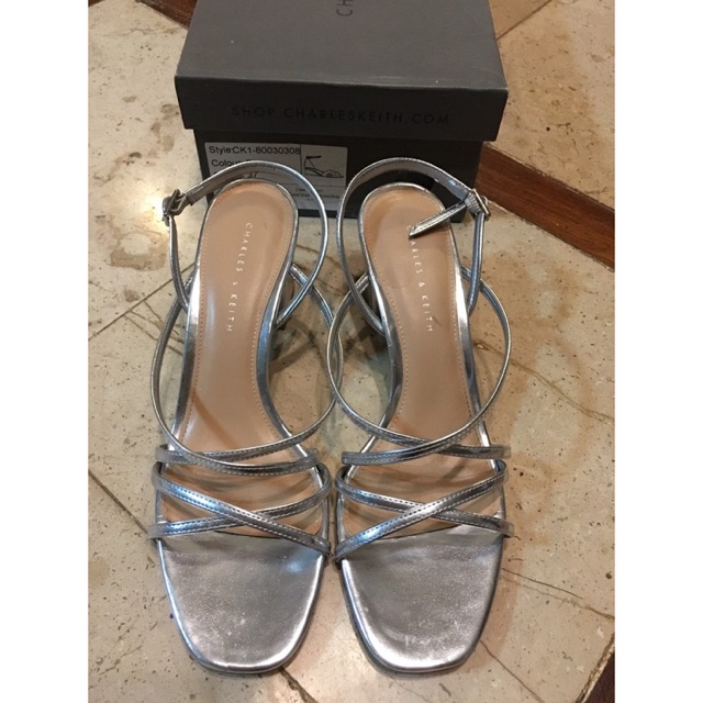 รองเท้า  CHARLES & KEITH  สีเงินสวยมาก  SZ.37  ck1-80030308
