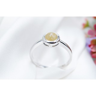 แหวนชูประดับพลอยไหมทองเรียกทรัพย์ Golden Rutile Quartz Round cut.  ไหมแน่นเต็มเม็ด ตัวเรือนเงินแท้ 925 ชุบเคลือบทองคำขาว