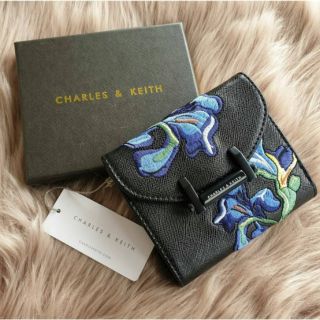 กระเป๋าสตางค์ Charles&amp;keith แบบพับ ลายปัก รุ่น limited​ของแท้💯