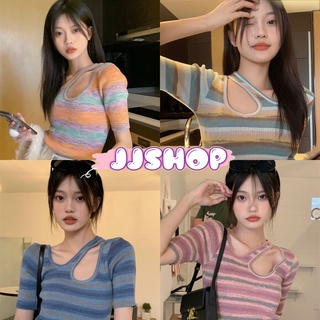 JJ Shop​💜​พร้อมส่ง  เสื้อแขนสั้นไหมพรม เว้าหน้าอกเฉียงๆ ลายทางสีสันน่ารักมาก "85092" -N