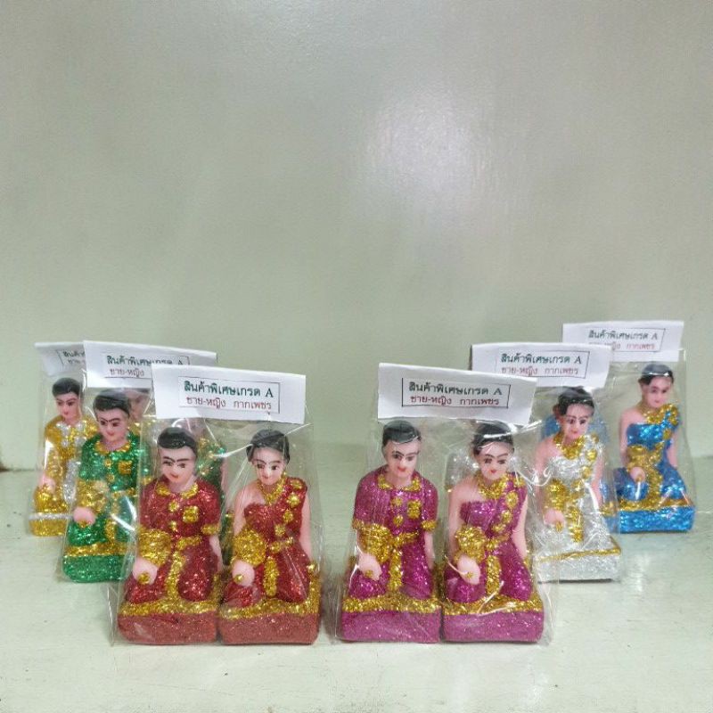 ชายหญิงหน้าศาล สูง 4 นิ้ว จากฐาน