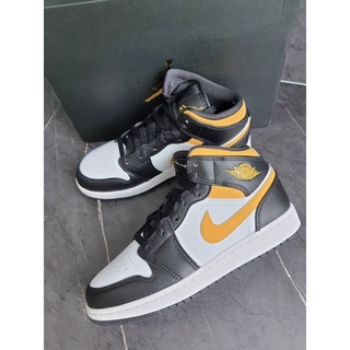 Nike Air Jordan 1 mid university gold