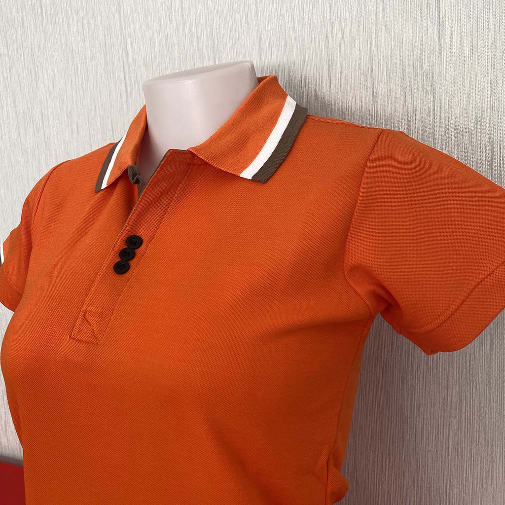 เสื้อโปโล แบบคอคลีปเทา สีส้ม เนื้อผ้านุ่ม สวมใส่สบาย แบบหญิง เป็นเสื้อทรงเข้ารูป ไม่มีกระเป๋า