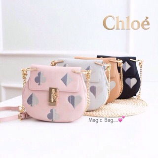 💕 Chloe 💕  กระเป๋าสะพายงานสวยๆหวานๆ จาก Chloe  สีหวานงานพาสเทสวยๆ น่าใช้มากๆ  ตัวล๊อคอะไหล่ทอง ปร