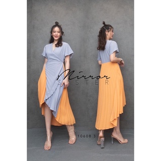 Pornni 2Tones Pleated Dress  เดรสแขนสั้นคอวีอกไขว้ เพิ่มดีเทลตัดต่อตรงช่วงกระโปรงด้วยการอัดพลีทผ้าสลับสี2โทน