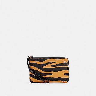 กระเป๋าคล้องมือ Coach CORNER ZIP WRISTLET WITH TIGER PRINT