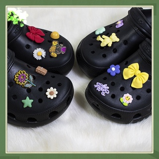 ใหม่ จี้หัวเข็มขัด รูปโบว์ อุปกรณ์เสริม สําหรับตกแต่งรองเท้า Crocs Jibbitz DIY