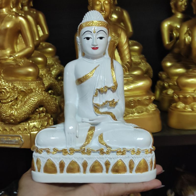 พระพุทธรูปจำลองหยกขาว วัดดอนแก้ว(จำลององค์จริงจากประเทศพม่า)นับเป็นพระพุทธรูปที่ศักดิ์สิทธิ์มากอีก1องค์ในประเทศพม่า