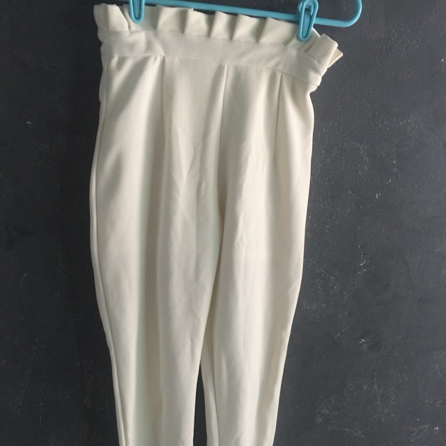 กางเกงขายาวสีขาว ดีเทลจับจีบบริเวณเอว มือ2 สภาพดี ไซส์M ป้ายvilla