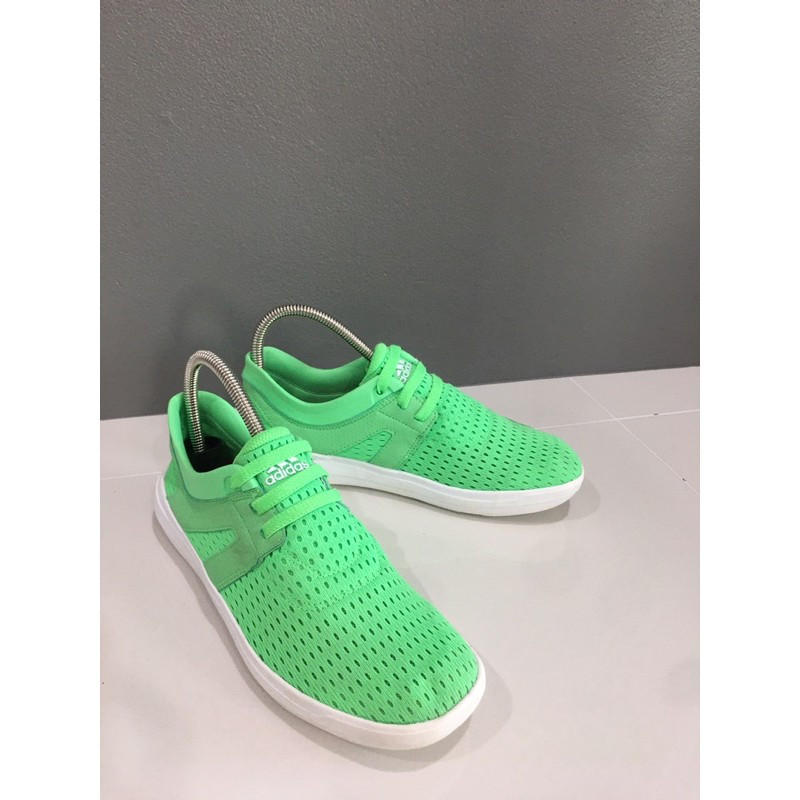 รองเท้า Adidas มือสองของแท้สภาพดี สีเขียวสะท้อนแสง แบบสวมไม่ต้องร้อยเชือกรองเท้า เบอร์ 40