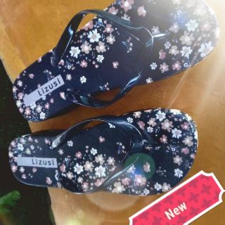 รองเท้าแตะ แบบหนีบ สีดำลายดอกไม้ New