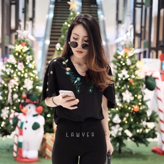 เสื้อคอวี ปักดอกด้านหน้า