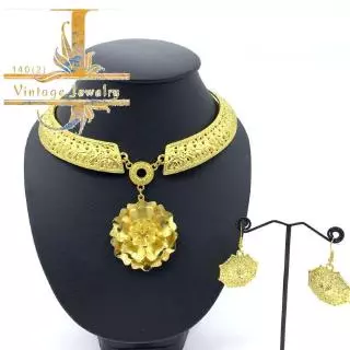 Vintage jewelry สร้อยอีสานชุดล้านนาไทสร้อยเงินต่างหูสีทอง Isaan set Lanna Thai silver gold necklace and earring