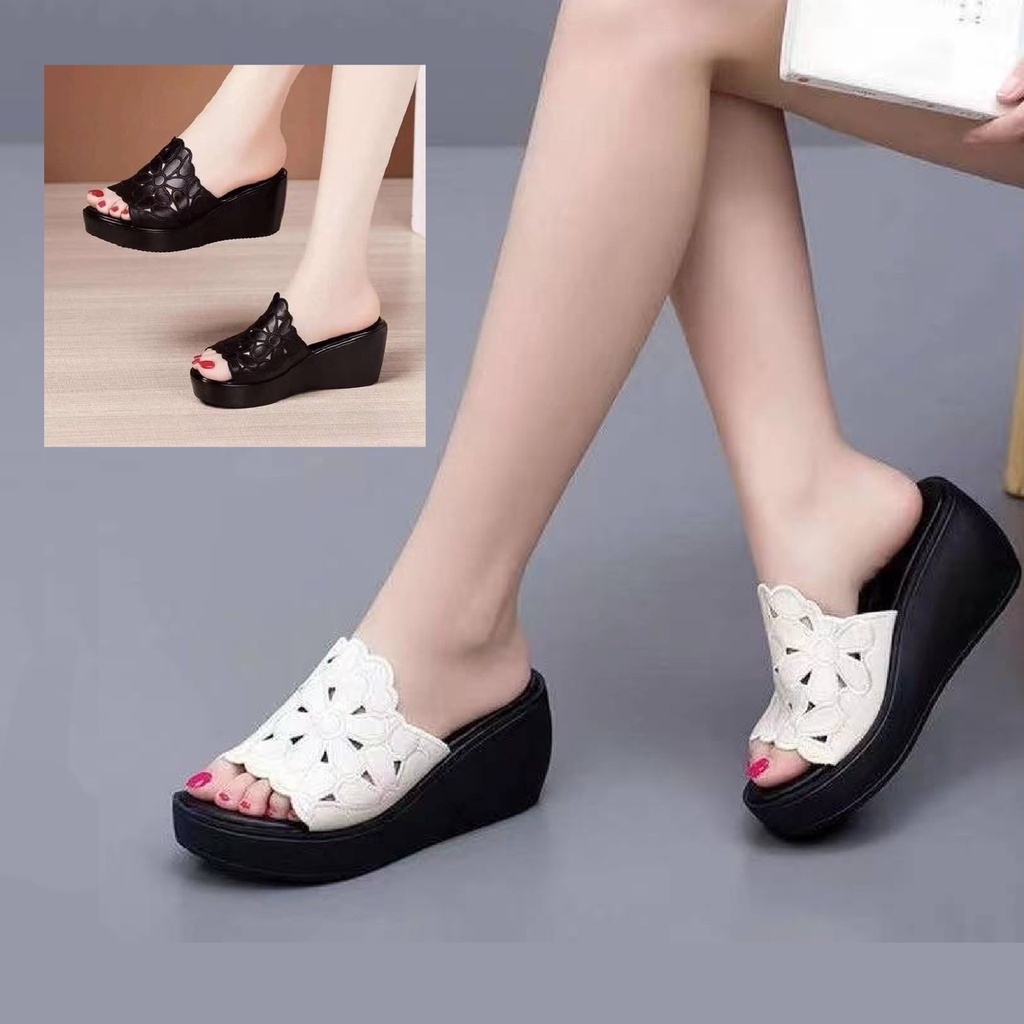 2B2 รองเท้าแตะแบบสวมคาดด้วยลายดอกไม้ ส้นหนา2.5นิ้ว รองเท้าผู้หญิง ราคา ถูกที่สุด ดีลบีเคเค