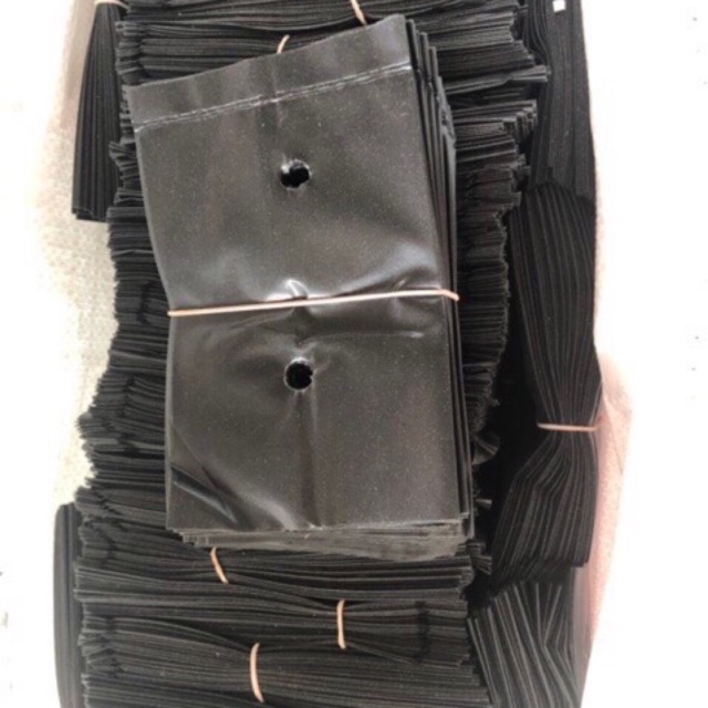 ถุงเพาะชำ 1 กระสอบ 30 กก.  1500 บาท ขนาด  2*7 3*5 4*9 6*12 คะ ขนาดแจ้งในเเชทนะคะ😀