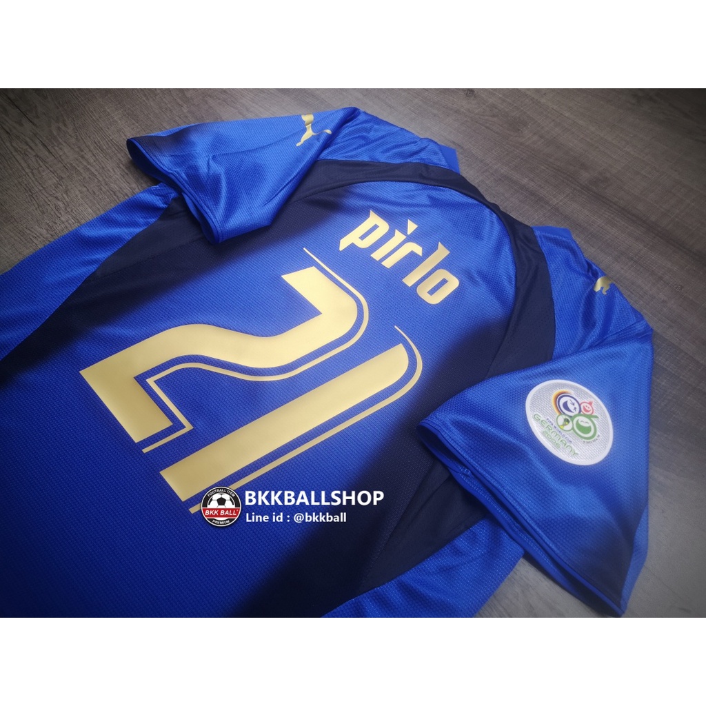 [Retro] - เสื้อฟุตบอล ย้อนยุค ทีมชาติ Italy home อิตาลี เหย้า ชุดแชมป์ฟุตบอลโลก ปี 2006 พร้อมเบอร์ชื่อ 21 PIRLO