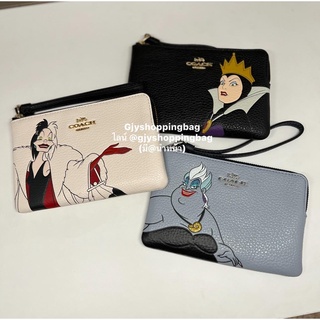 กระเป๋าคล้องมือแบบ 1 Zip  Disney X Coach Corner