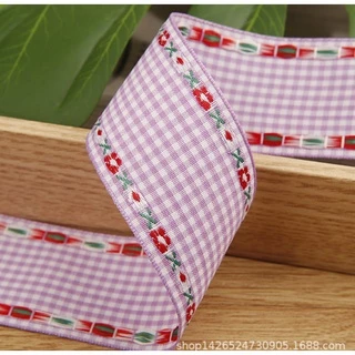 พร้อมส่ง ริบบิ้นผ้าฝ้าย ลายสก๊อด ริมปักดอกไม้ ขนาด 38 มม.