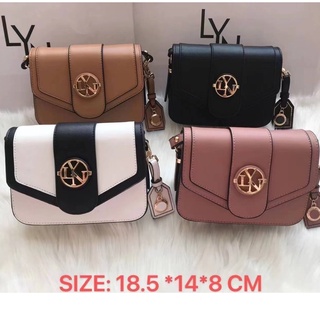 กระเป๋าสะพายข้าง  LYN crossbody รุ่นใหม่ สายปรับได้  รุ่นวิเวียน มีป้ายหนังห้อย