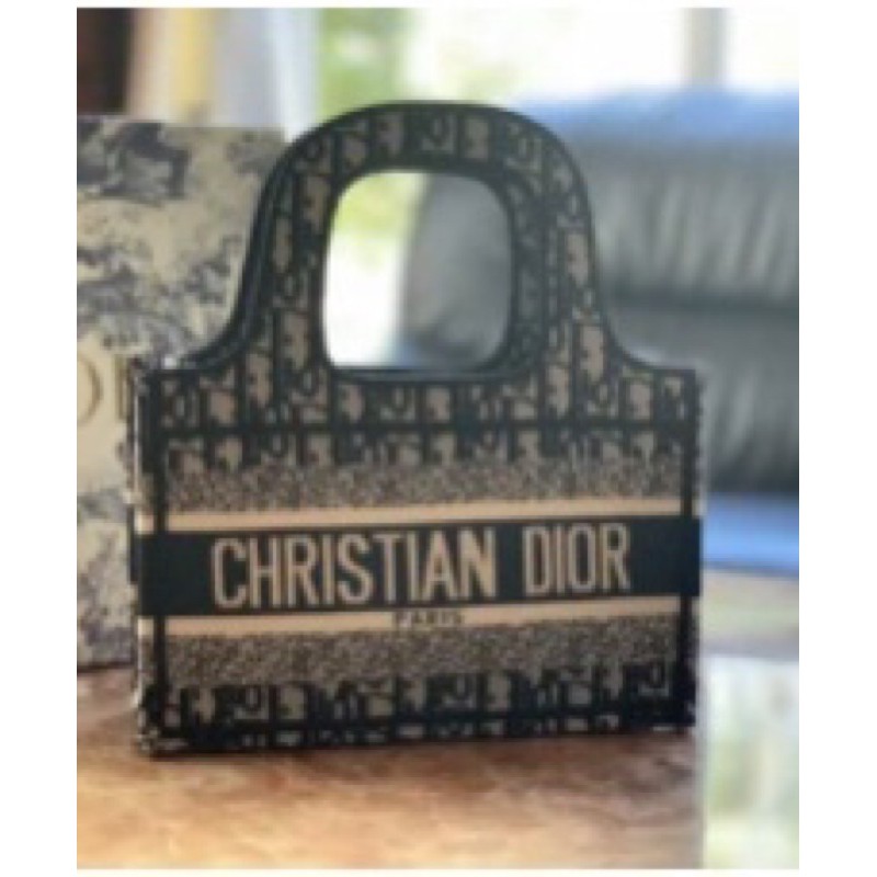 กระเป๋าสะพายข้าง christian dior