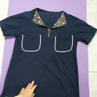 เสื้อยืดสีกรม คอซิบลายสตอเบอรี่ กระเป๋าหน้าสองข้าง #มือสองสภาพดี